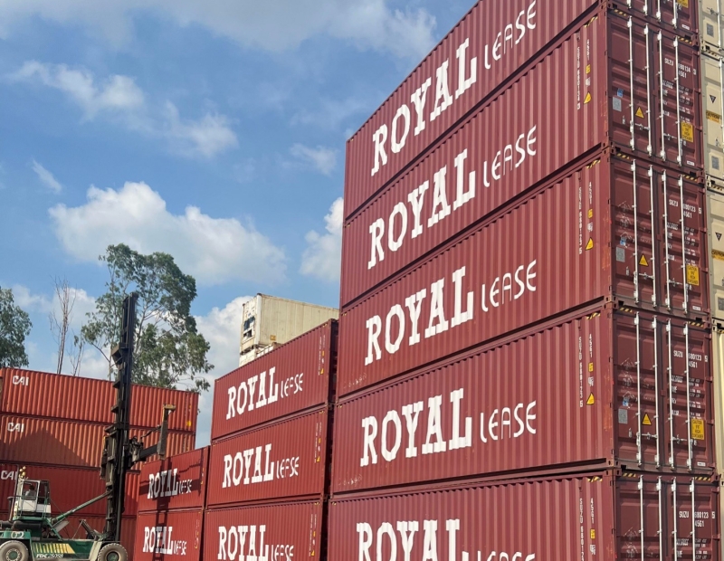 Lifting empty container